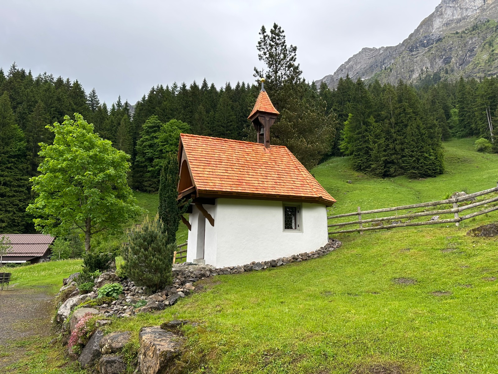 Bild: Kapelle und Spycher auf Unterlauelen​
